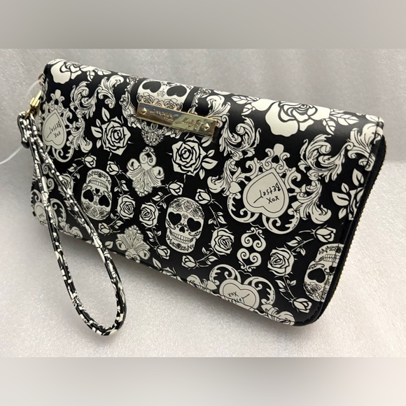 Betsey Johnson NWT Skull Rose Zip-Around Wristlet Wallet Black White - Picture 9 of 13